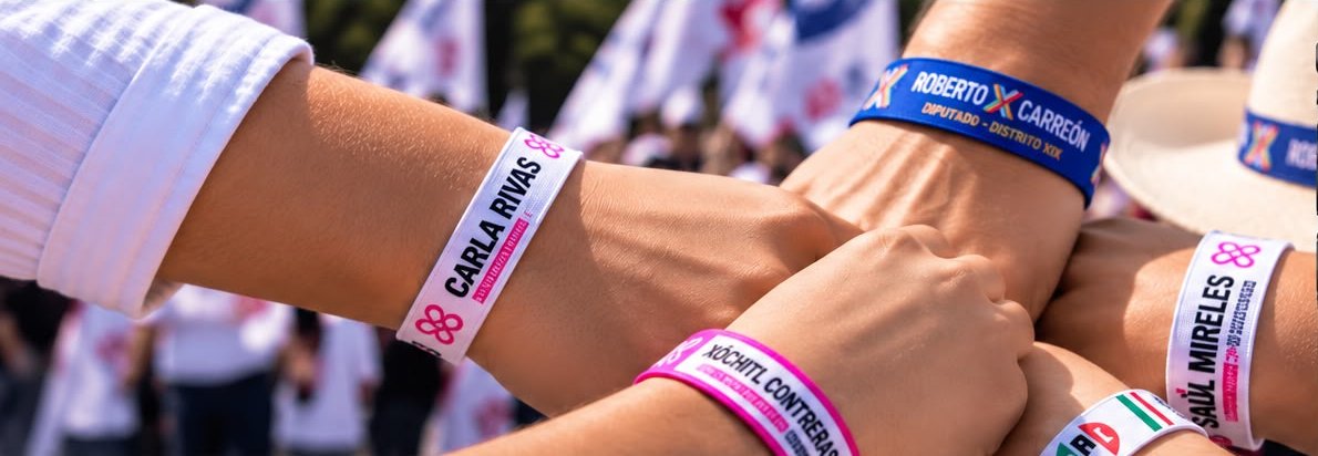 Pulseras textiles personalizadas en un evento de campaña